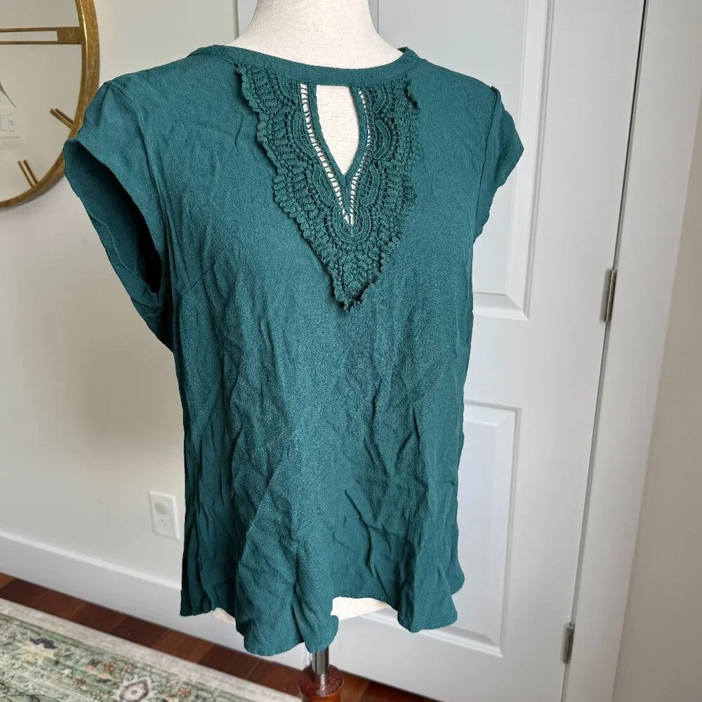 Daniel Rainn Emerald Green Top with Crochet Neckline Large - Picture 2 of 9